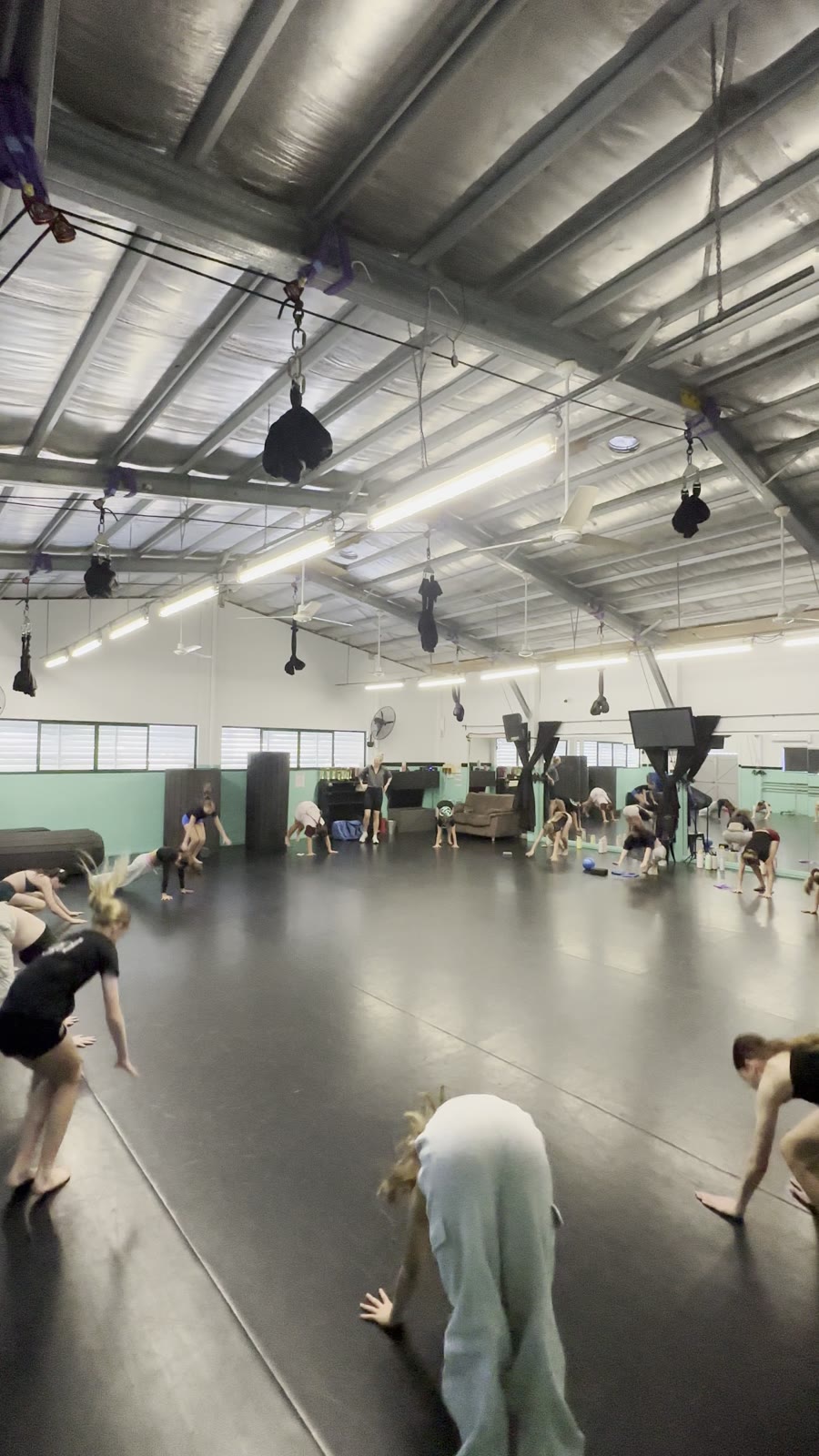 A wide view of an Elevé session in progress